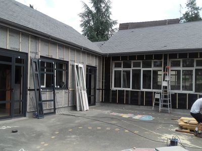 Ecole d'Orcemont, ITE avec bardage Trespa et Red Cedar, pendant...